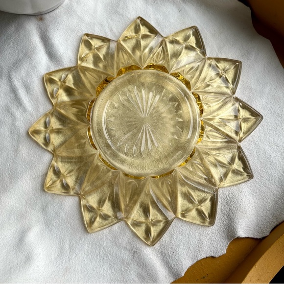 Vintage Federal Clear Amber Glass Petal Sunburst Starburst Appetizer Plate - Picture 2 of 5